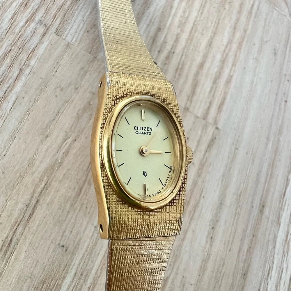 Vintage dainty Citizen Quartz ladies gold tone dress watch NEW BATTERY